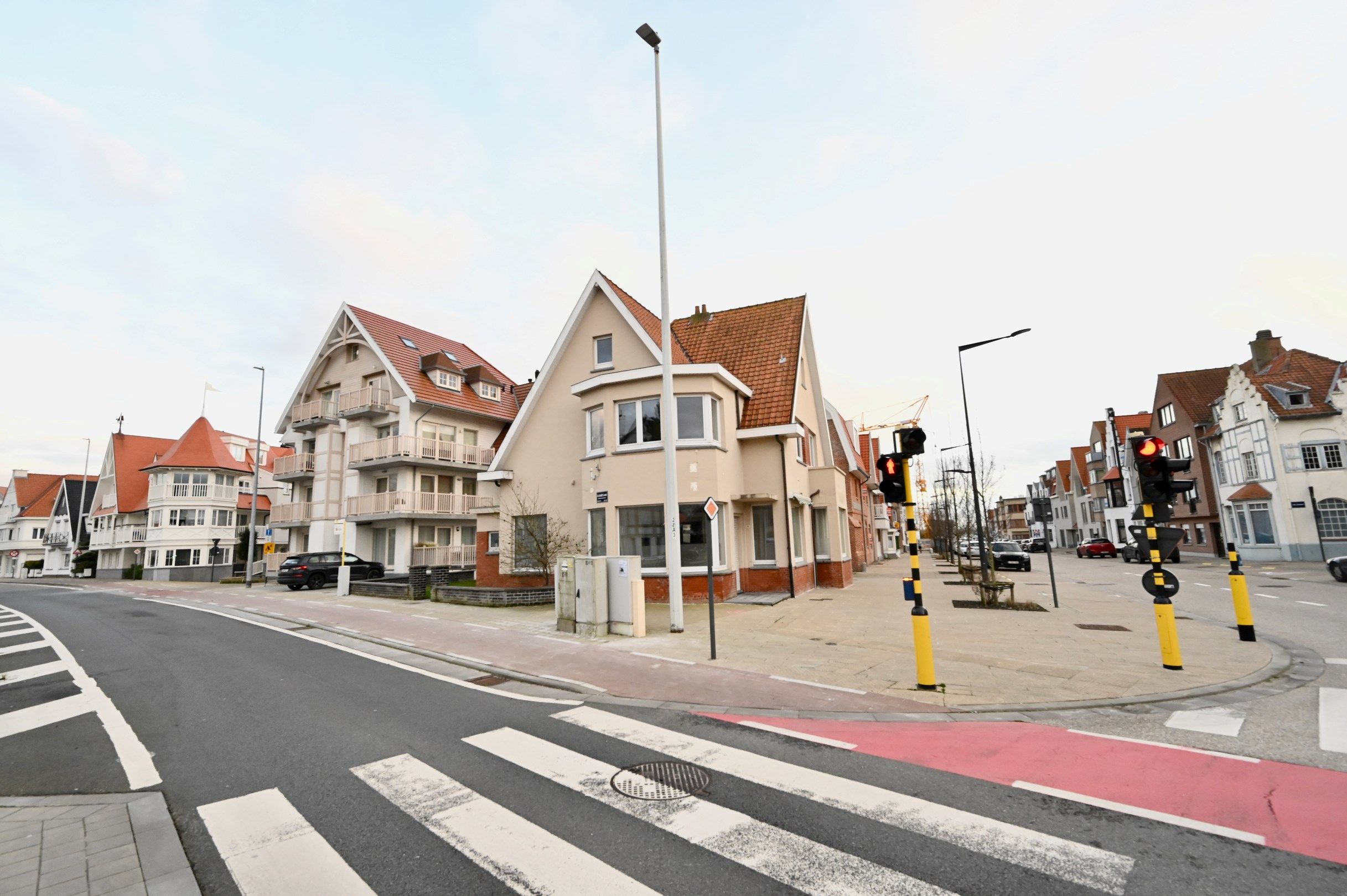 Alleenstaande charmante villa met 6 slaapkamers gelegen midden in het hartje van Duinberge foto 1