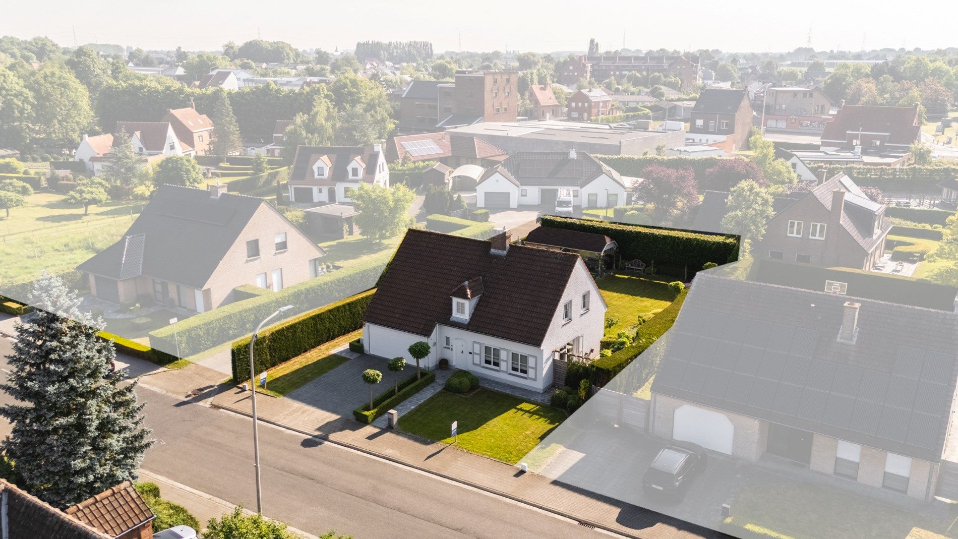 Tot in de puntjes verzorgde villa met 4 slaapkamers, garage en zonnige tuin. foto 8