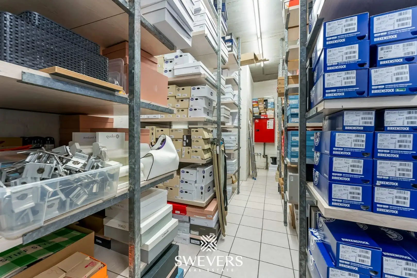 Instapklaar handelspand te huur op de markt in Beringen foto 17