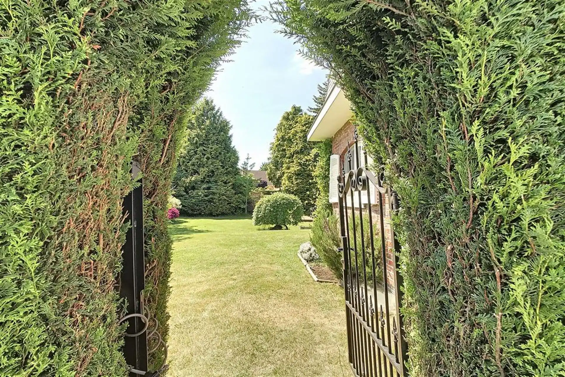 Charmante villa in residentiële omgeving met prachtig aangelegde tuin foto 32