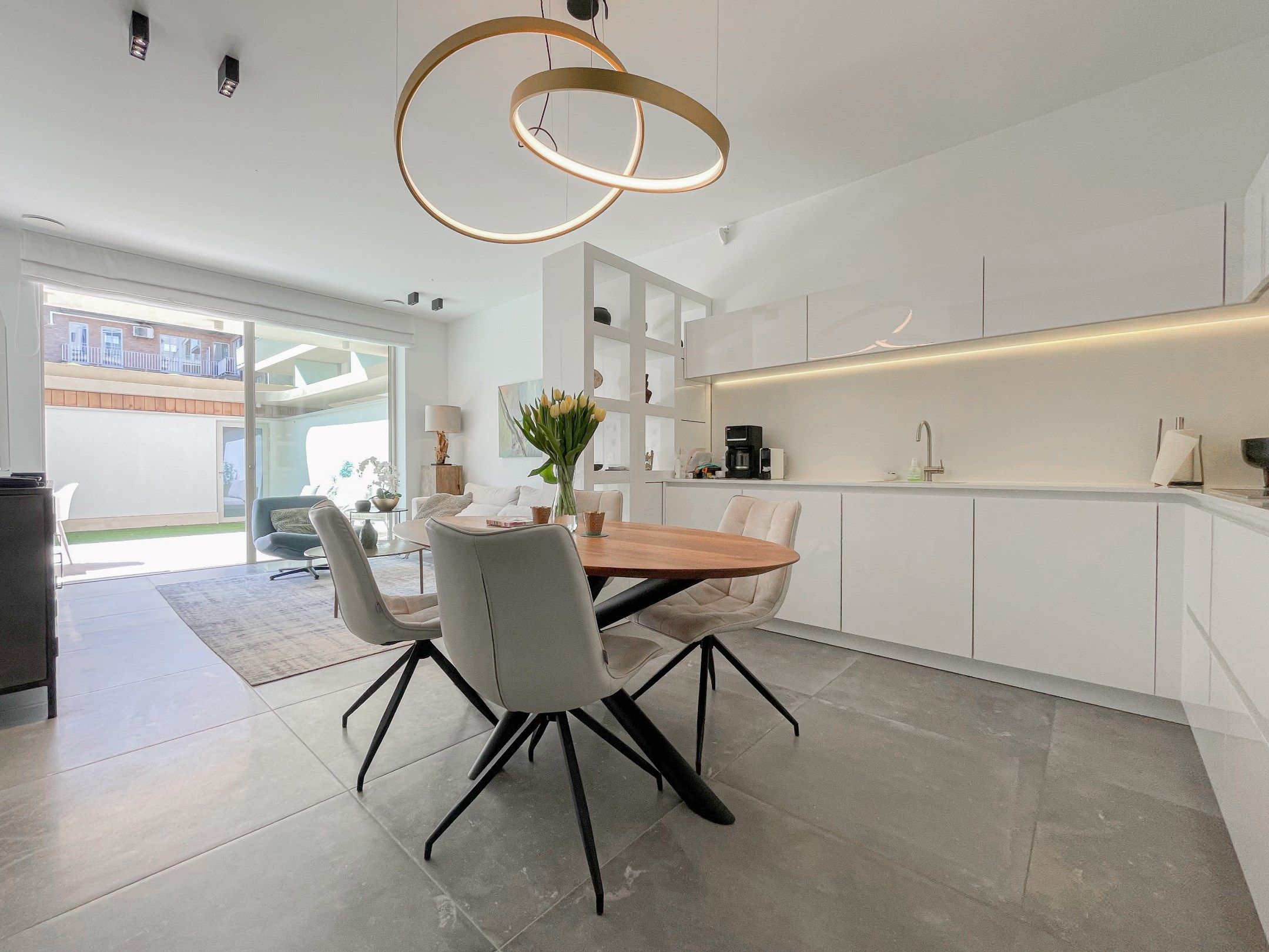 Subliem, luxueus tuinappartement met dubbele garage, rustig gelegen in een standingvolle residentie. foto 2