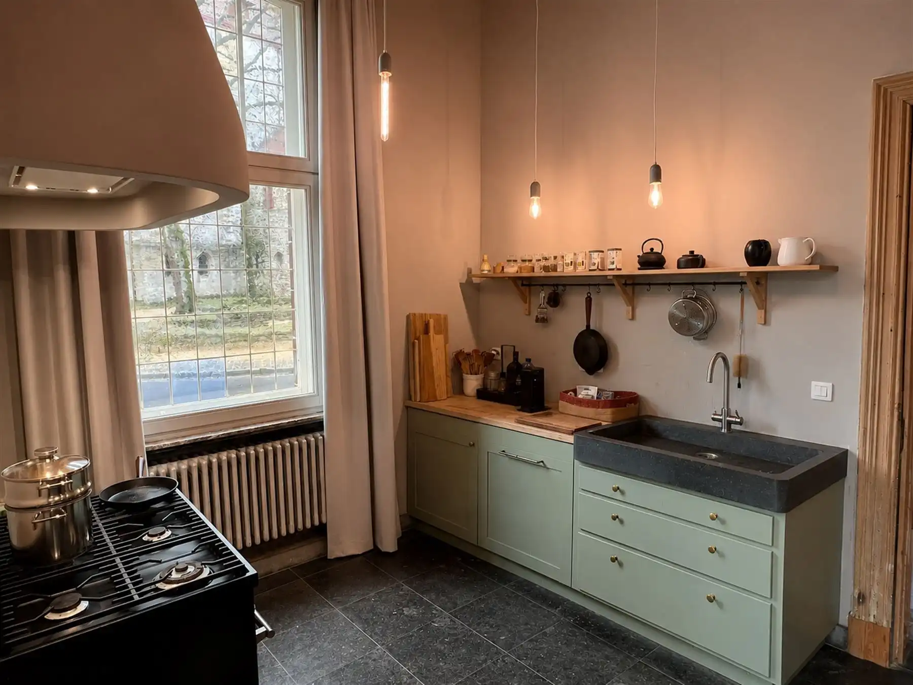 Karaktervol gerenoveerd burgerhuis met atelier foto 3