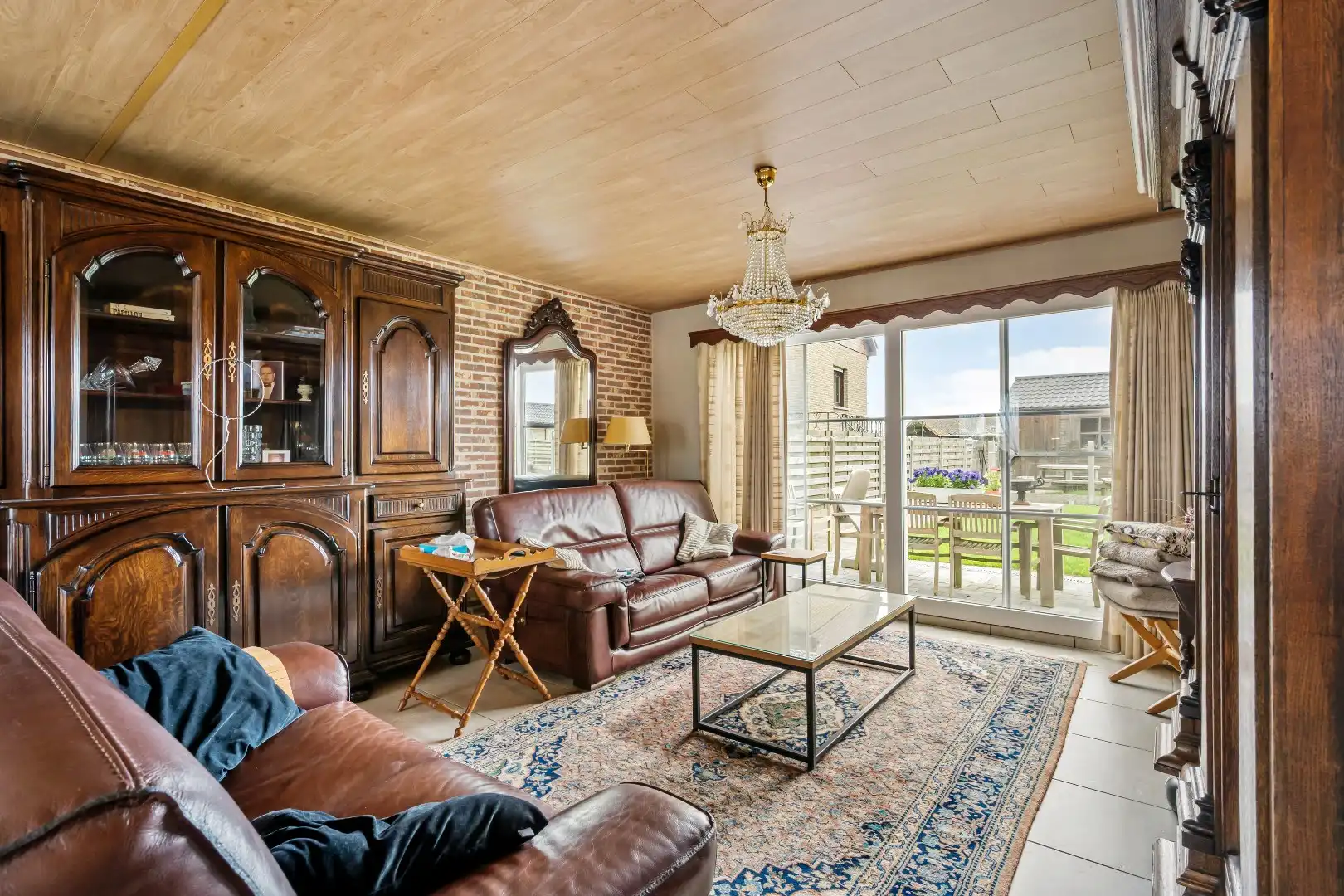 Villa met 2 slaapkamers, ruime zolderverdieping, garage en tuin. foto 4
