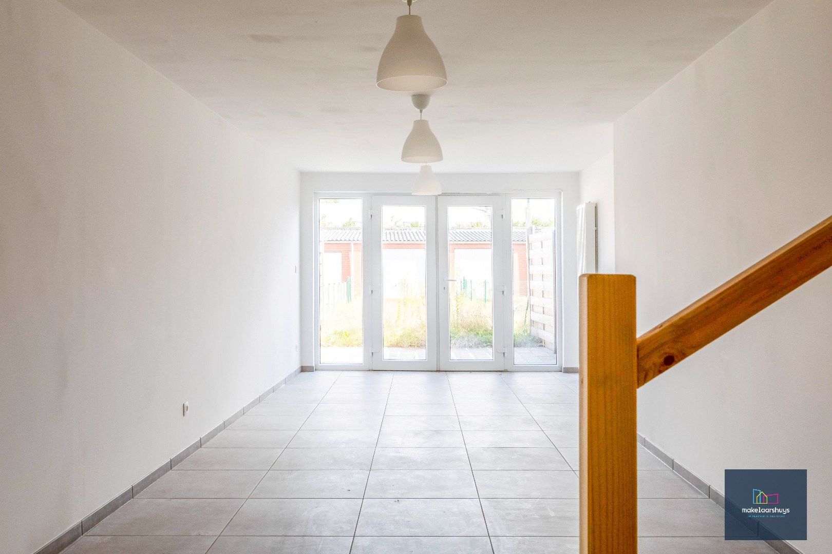 Instapklare gerenoveerde woning in rij met terras, tuin en garagebox foto 8