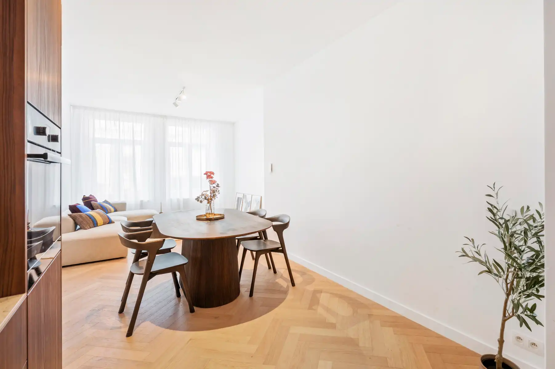 Gerenoveerd appartement met twee slaapkamers en terras foto 8