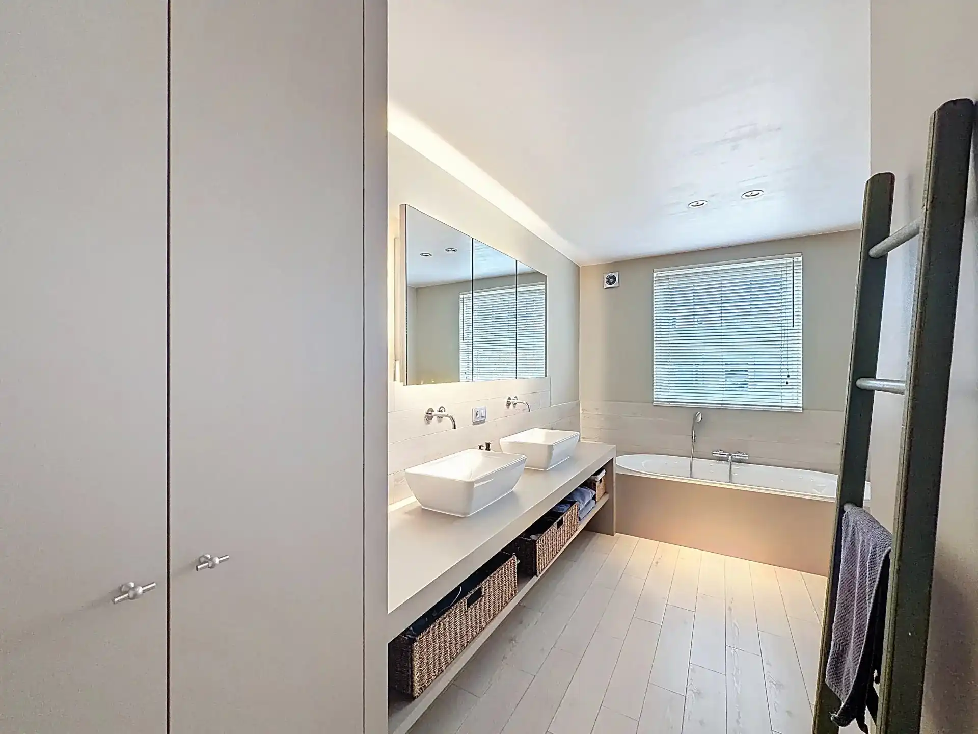 Prachtige luxueus ingerichte woning met 4 slaapkamers en 2 badkamers op een mooi perceel met bijgebouw. foto 25