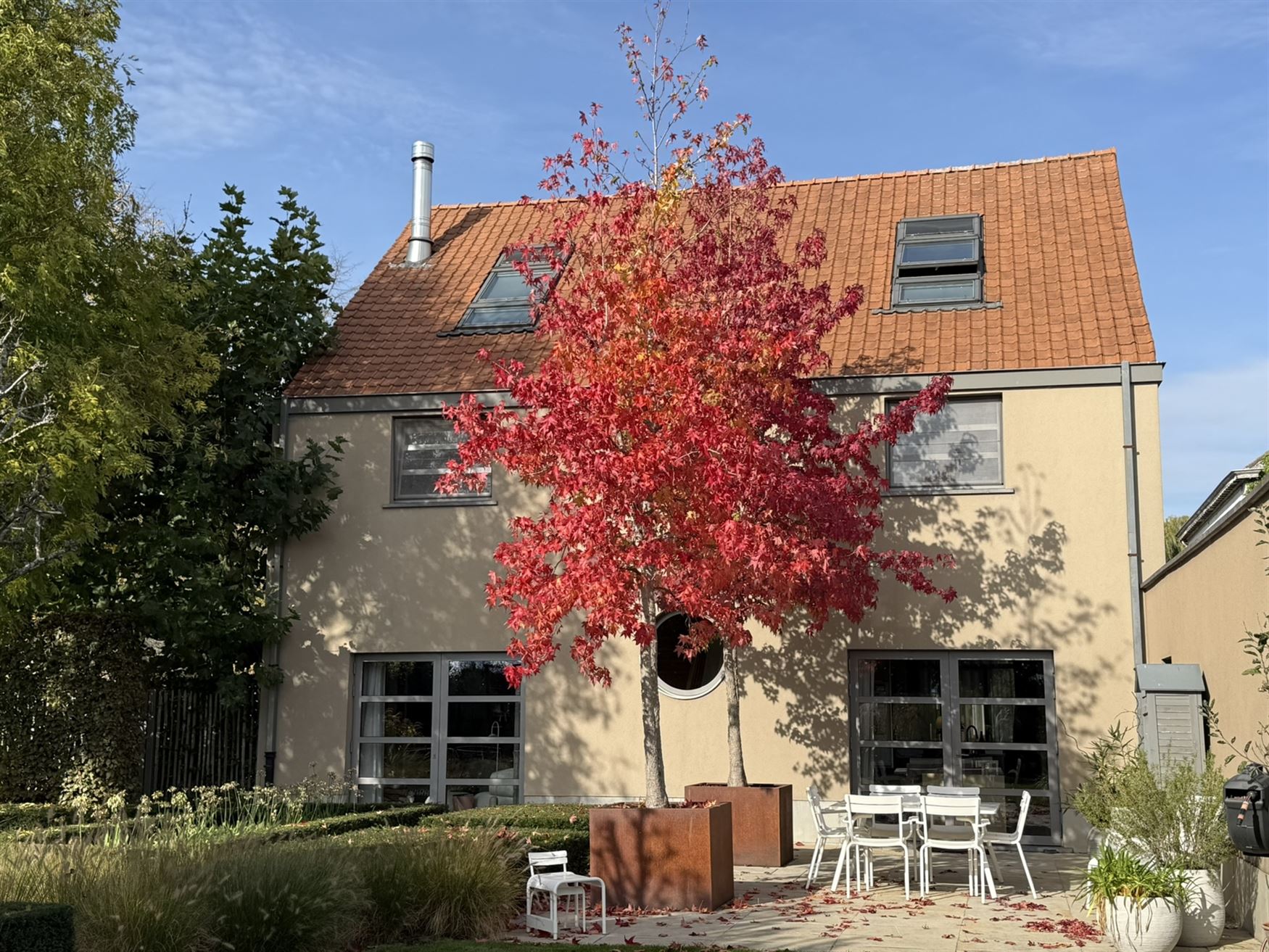 Hoogwaardig afgewerkte herenwoning met zicht op groen en volledige privacy in het hart van Bottelare. foto 6