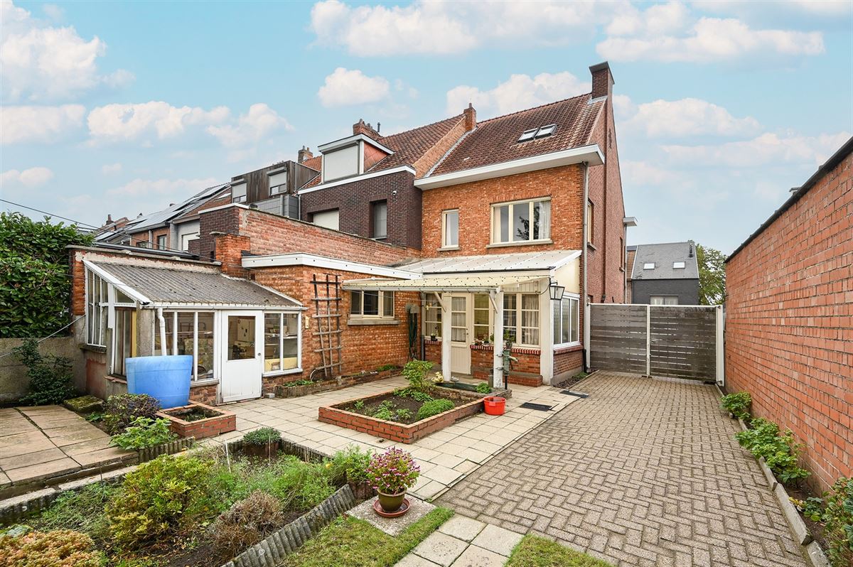 Te renoveren halfopen woning met potentieel foto 6