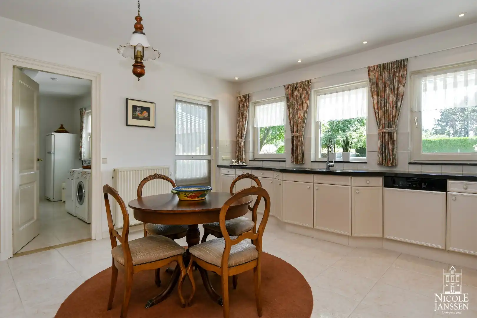 Stijlvol en ruim ingedeeld landhuis met grote tuin in het centrum foto 10