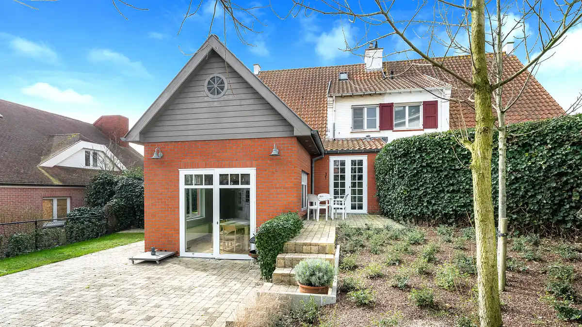 Subliem gerenoveerde koppelvilla op 150m van het strand te koop! foto 27