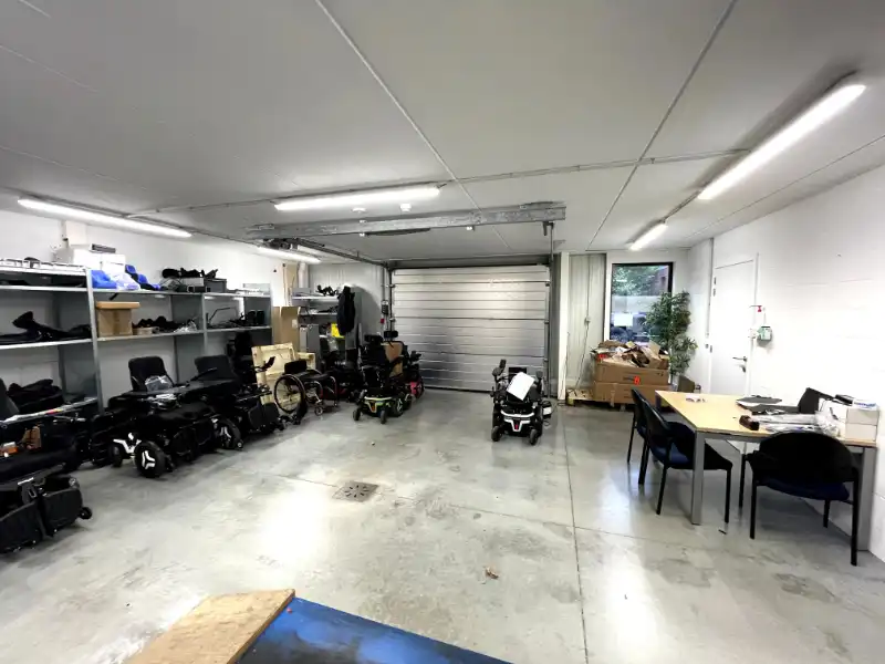 Recent gerenoveerd kantoor met magazijn en 2 privatieve parkeerplaatsen op toplocatie in Melle foto 9