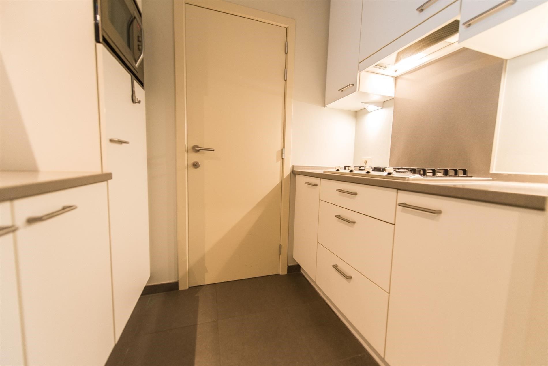 Recent  ongemeubeld appartement, gelegen vlakbij de Zoutelaan. Parking mogelijk. foto 6