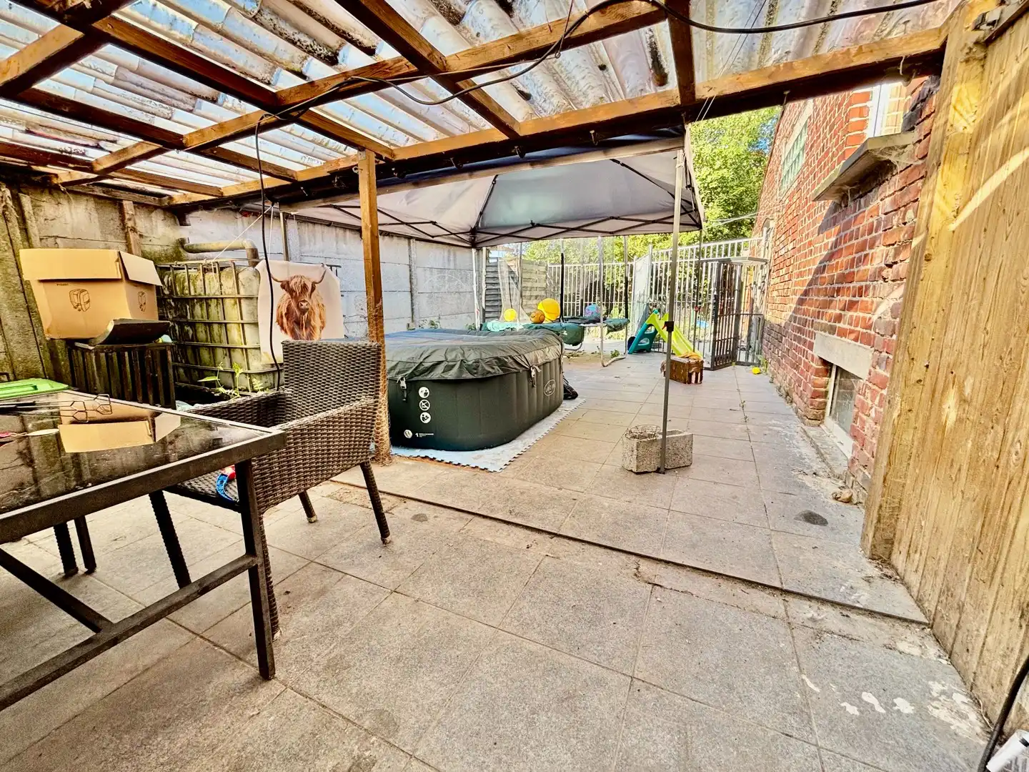 Half open bebouwing met ruime leefruimte, terras en parking foto 5