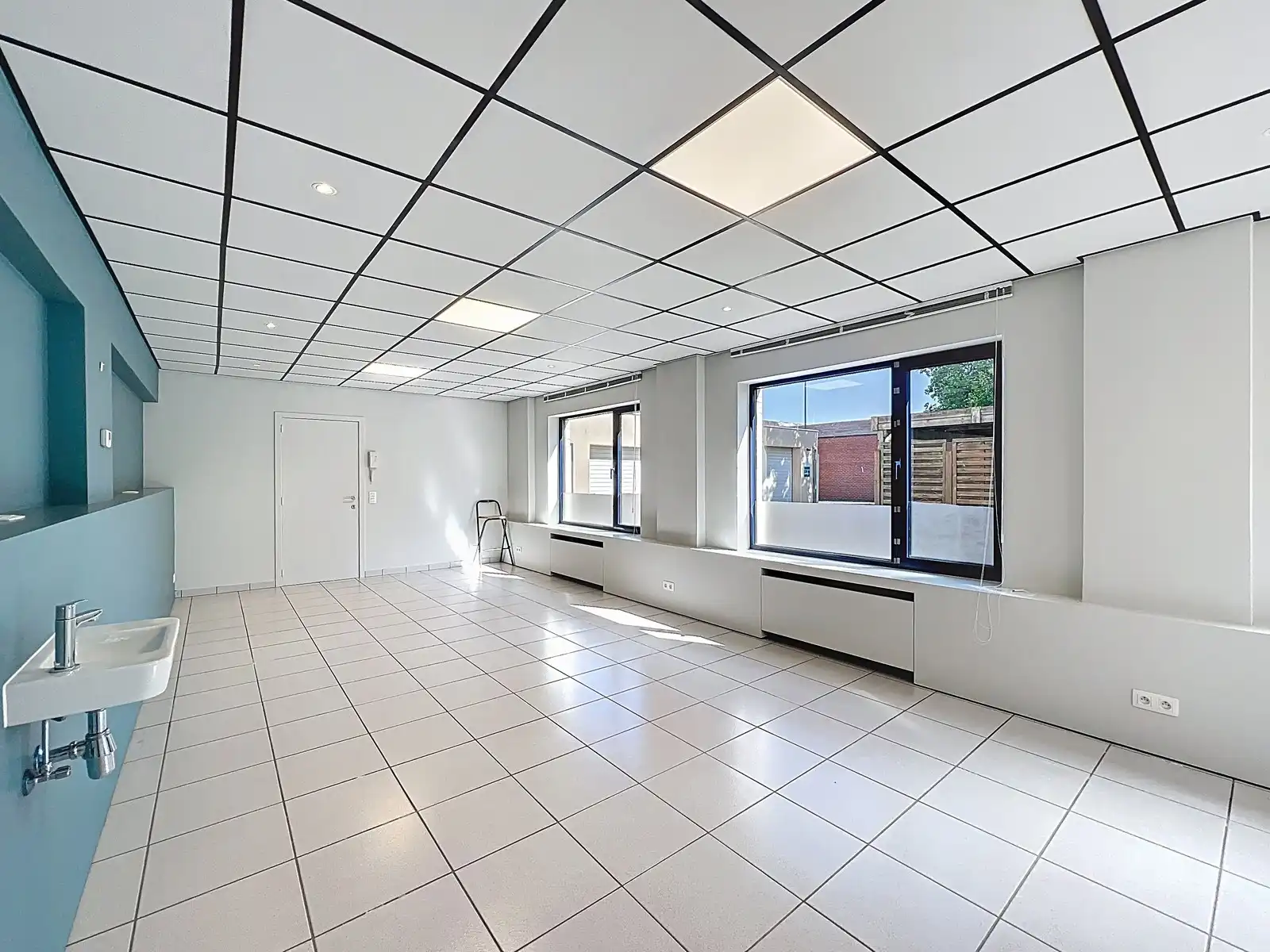 KANTOORGEBOUW (124 m²) met ATELIER (630 m²) én eigen parking op zeer goede ligging nabij centrum KORTRIJK ! foto 7