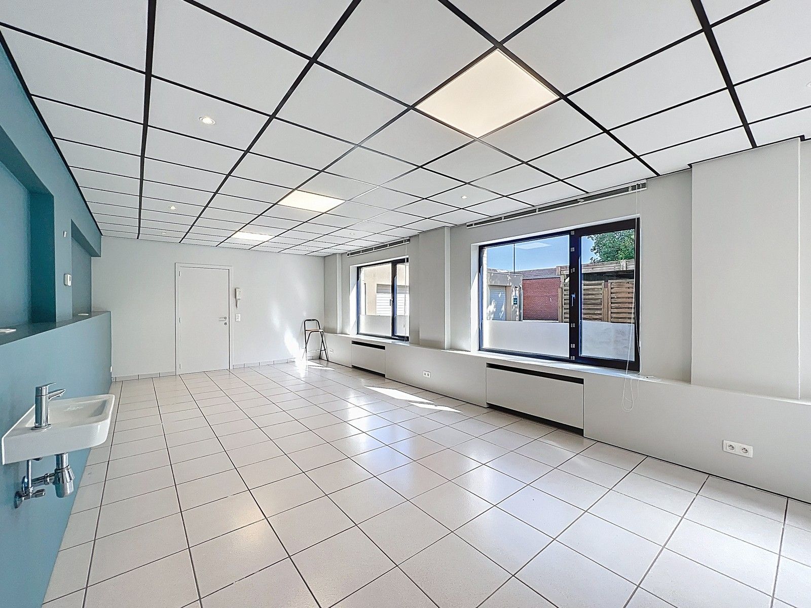 KANTOORGEBOUW (124 m²) met ATELIER (630 m²) én eigen parking op zeer goede ligging nabij centrum KORTRIJK ! foto 7