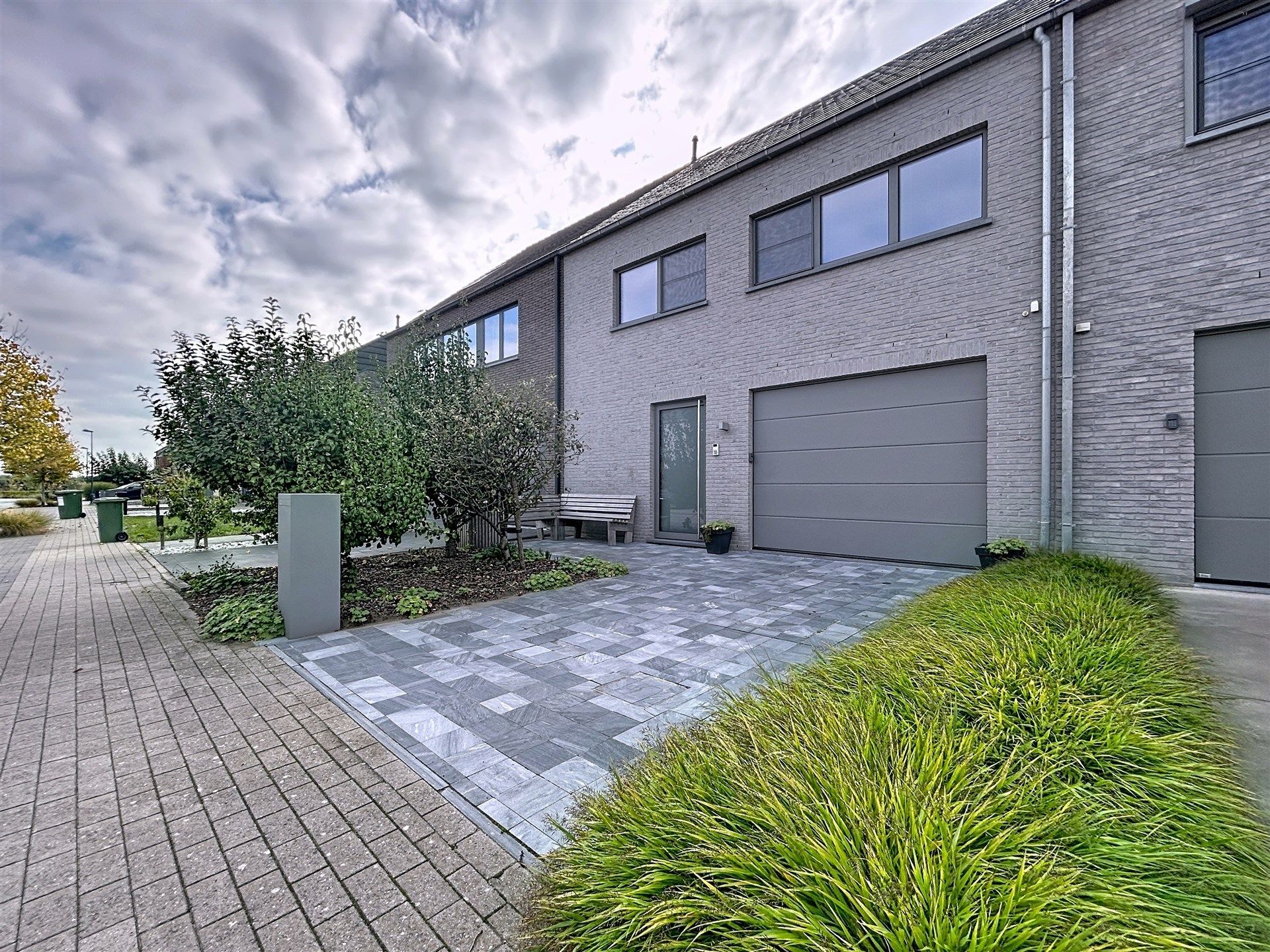 prachtige instapklare woning met garage   foto {{pictureIndex}}