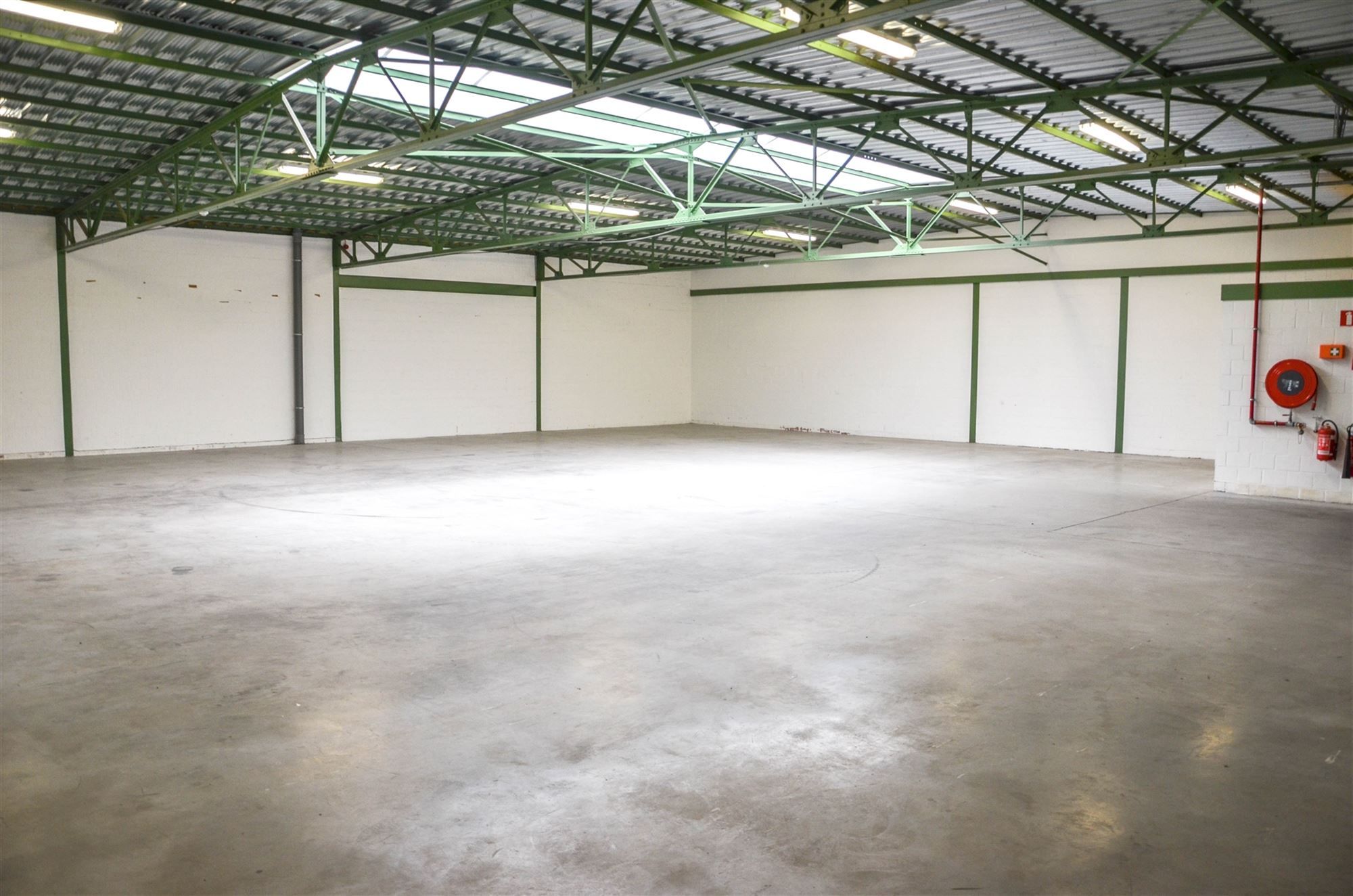 Ruime loods van 400m² met kantoor en parking foto 4