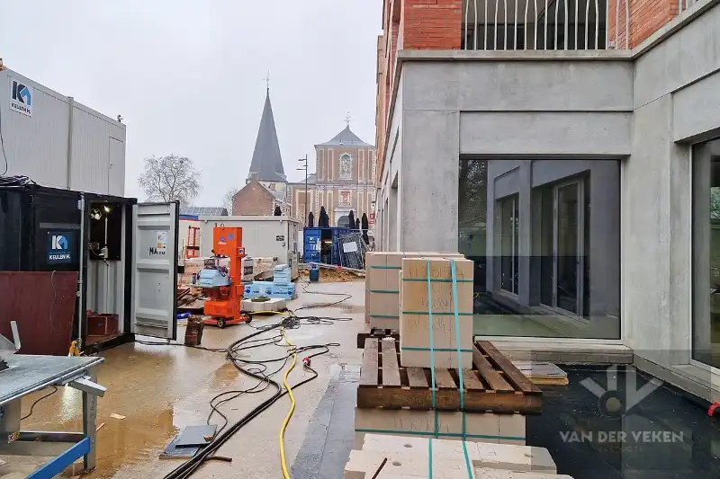 Casco en centraal gelegen nieuwbouw handelsgelijkvloers (160m²) met gezellig terras (130m²) foto 4