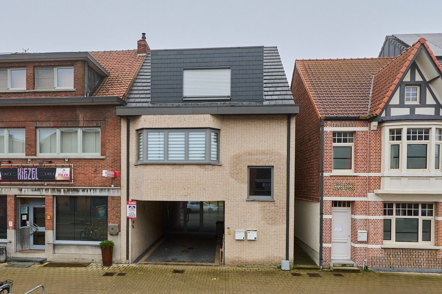 Gunstig gelegen heel ruim, fraai afgewerkte, handelsruimte met afzonderlijk toegankelijke woonstgelegenheid (triplex appartement) foto {{pictureIndex}}