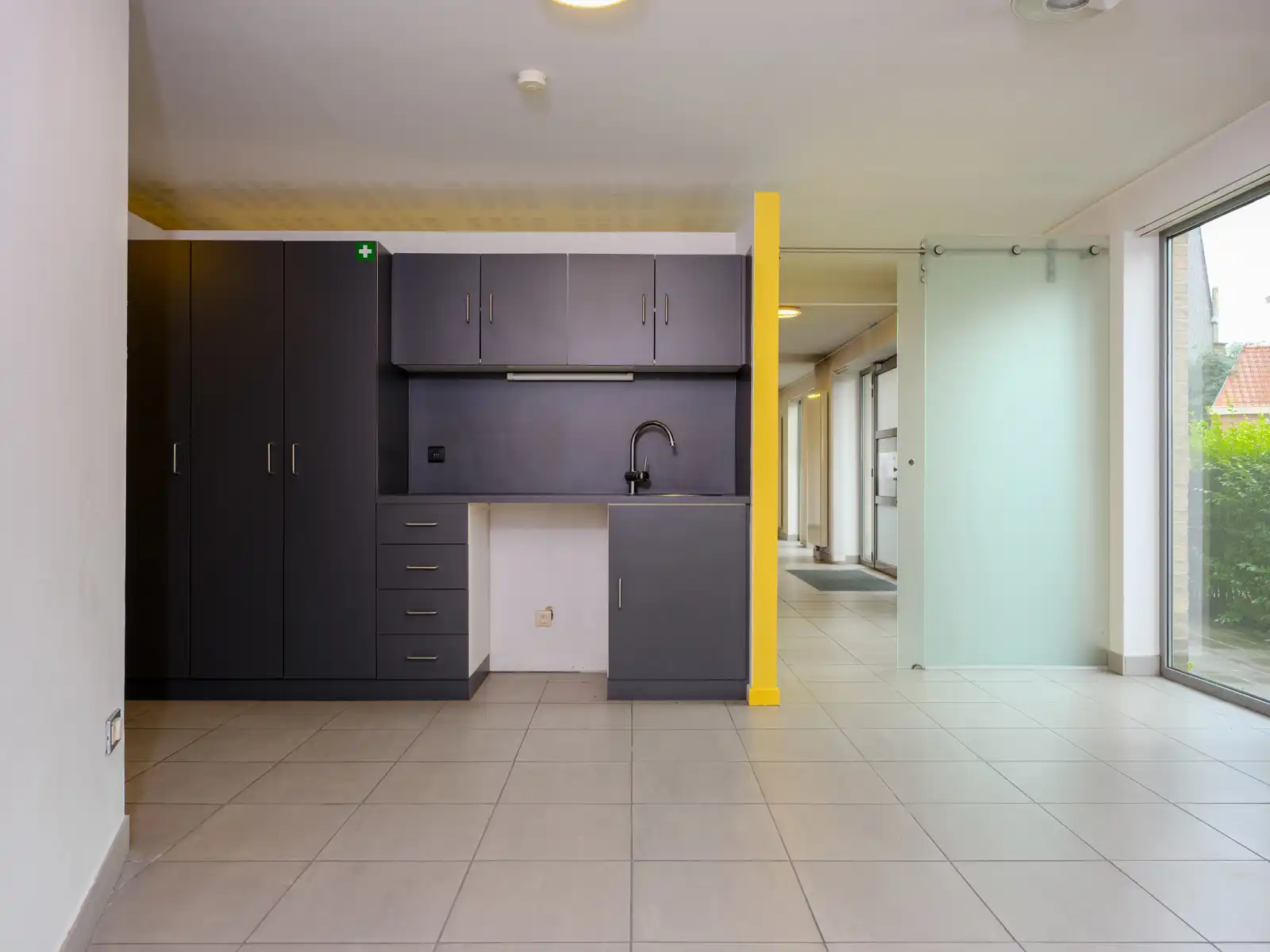 Kantoorruimte te koop op een uitstekende locatie in het centrum van Tielt foto 4