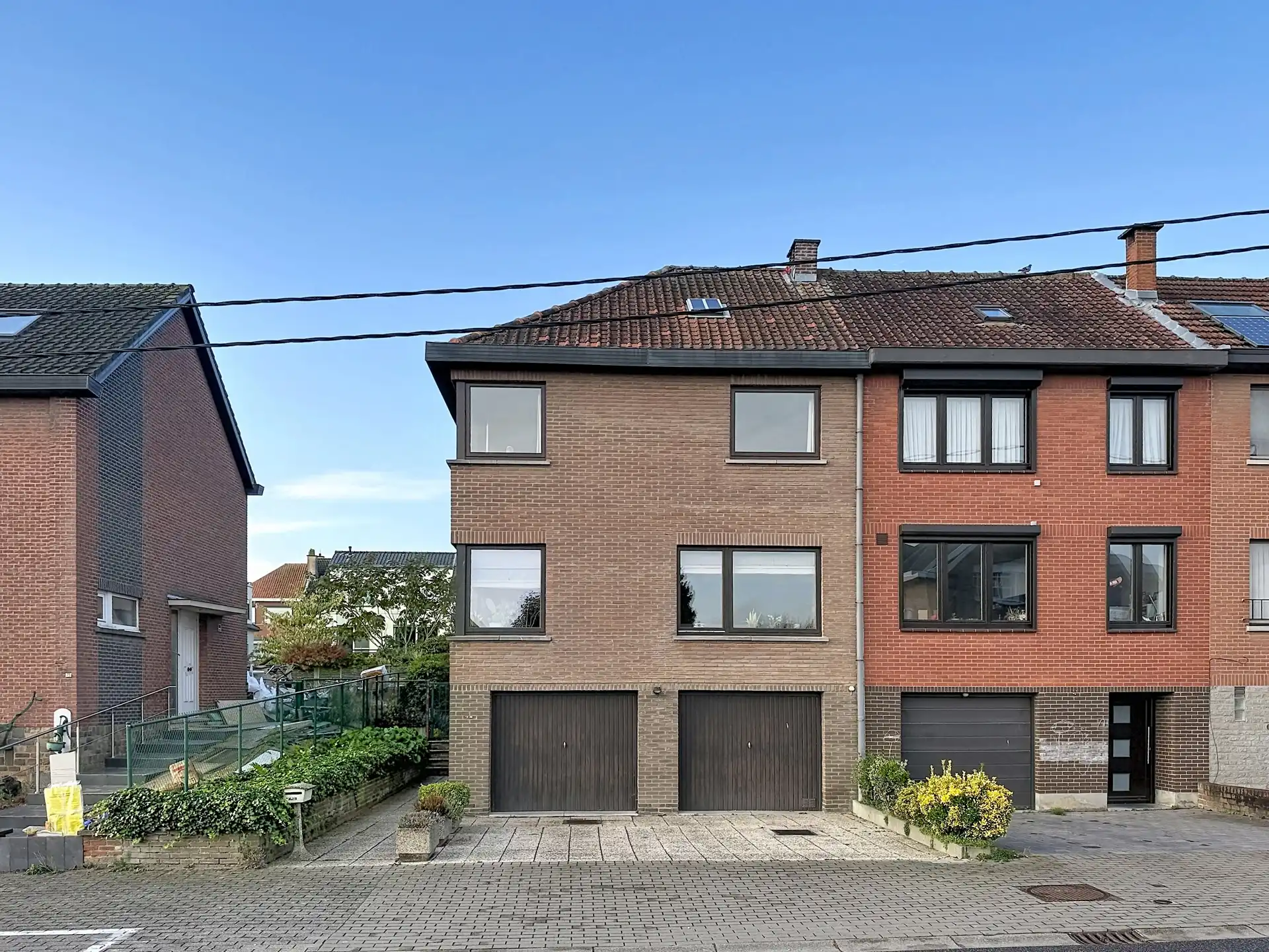 Ruime bel-etagewoning met 3 slaapkamers, dubbele garage en zonnige tuin in Dilbeek! foto {{pictureIndex}}