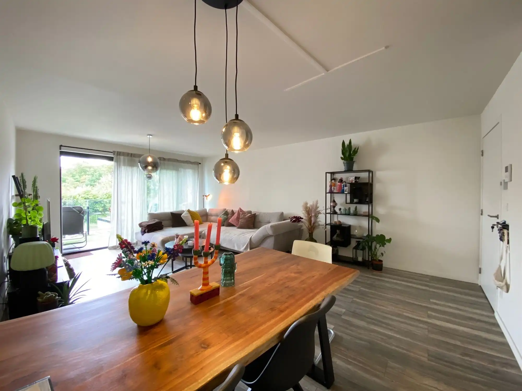 Duplex-appartement met 2 slaapkamers en autostaanplaats, centraal gelegen te Evergem foto 3