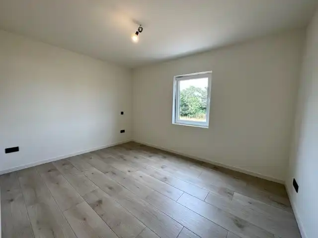 Comfortabele, hoog afgewerkte en energiezuinige nieuwbouwwoning gelegen in een rustige omgeving in Neeroeteren.  foto 13