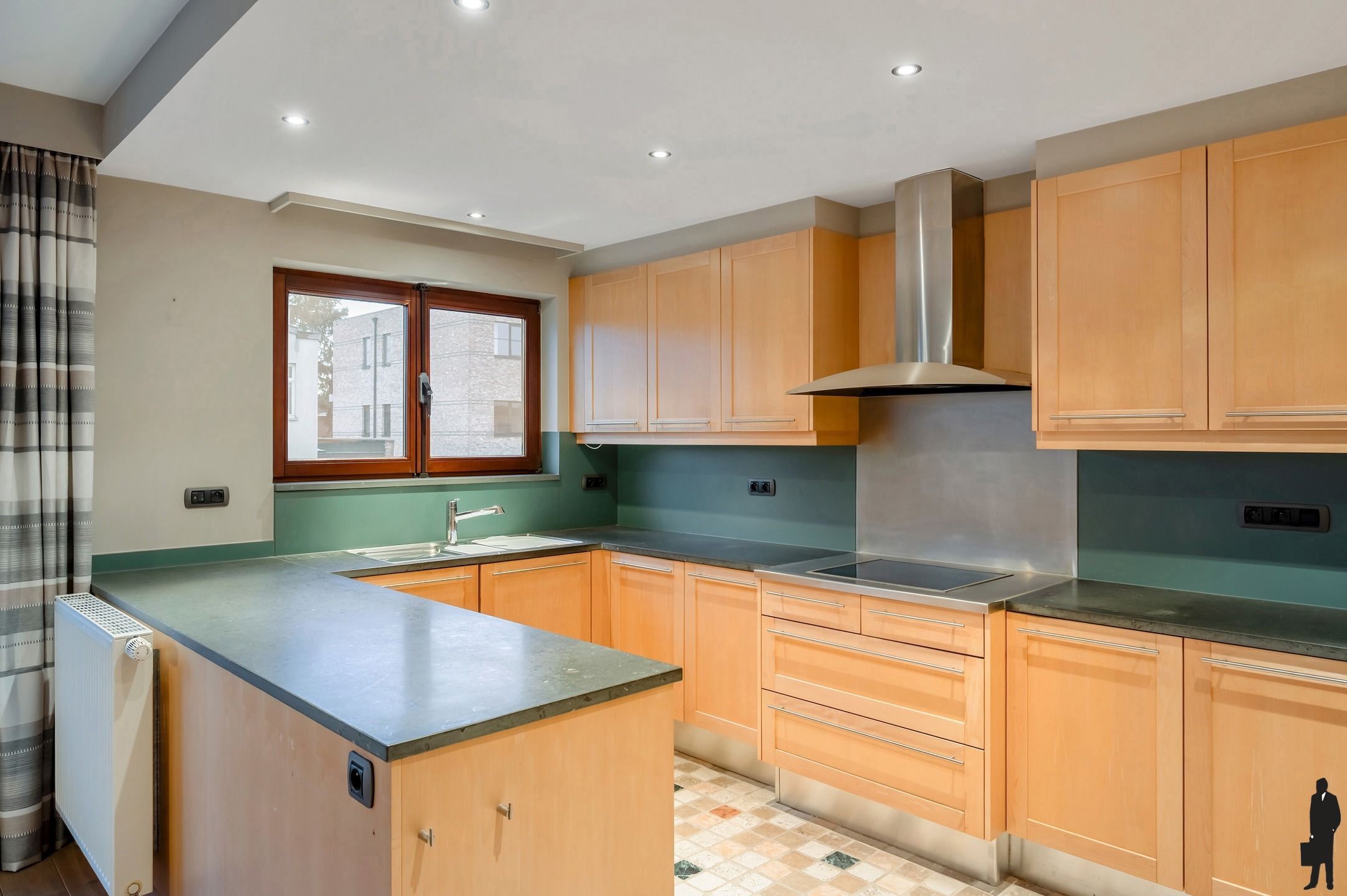 Centraal gelegen appartement met 2 slaapkamers en garagebox! foto 4