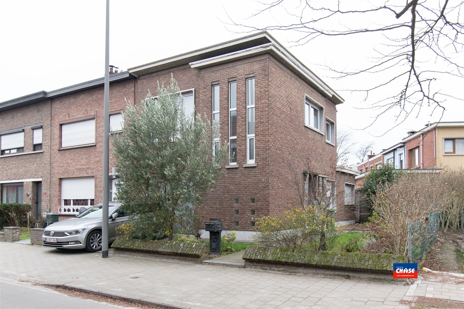 Halfopen woning met 3 slaapkamers, tuin, garage en oprit foto 2