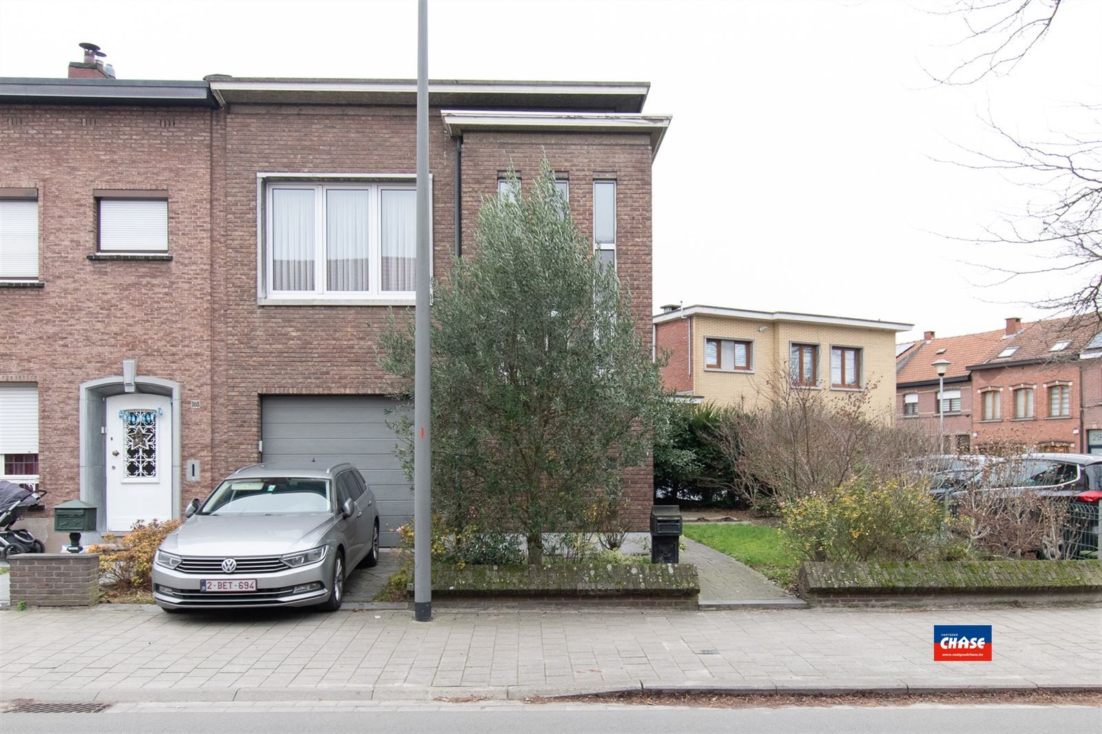 Halfopen woning met 3 slaapkamers, tuin, garage en oprit foto 2