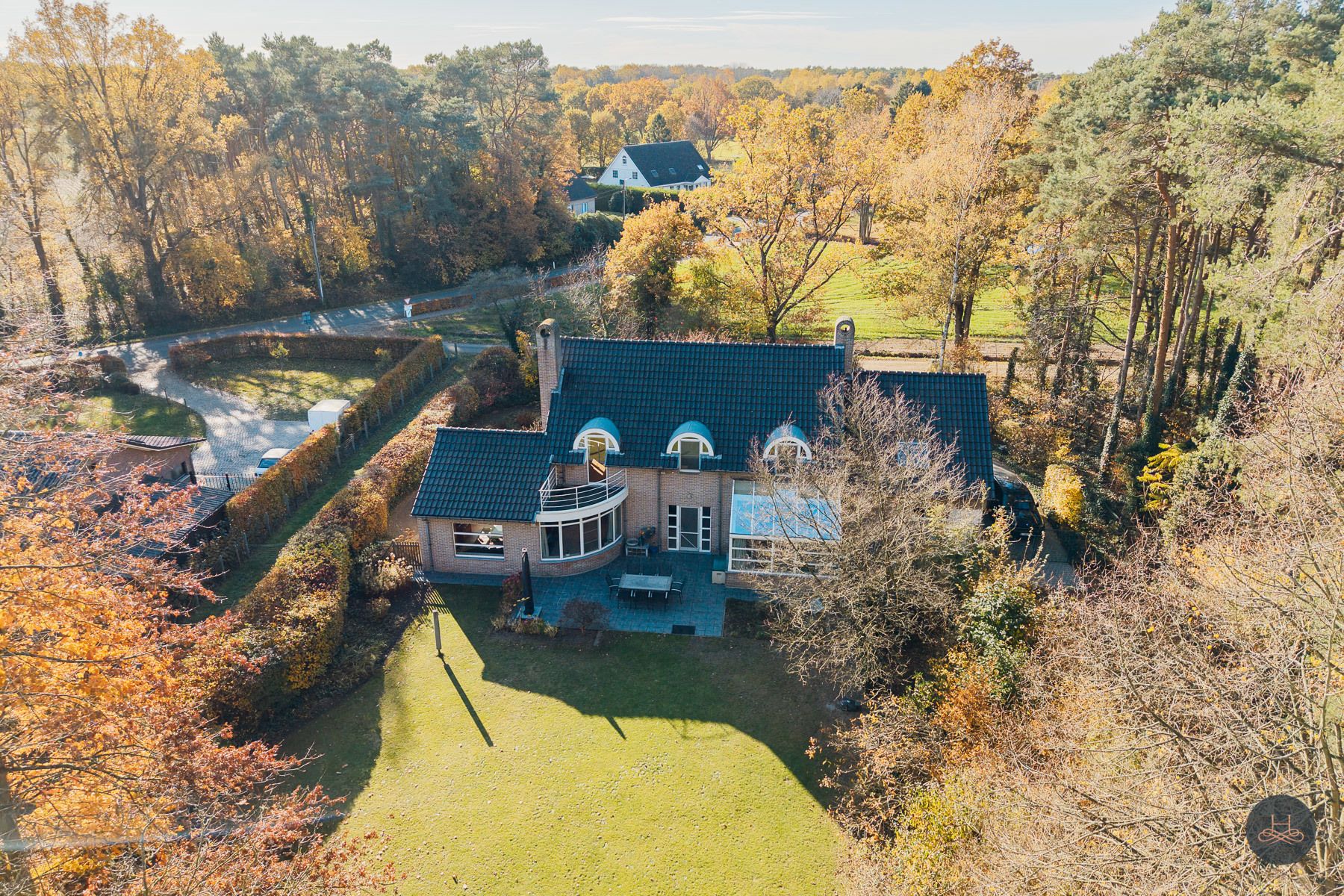 Ruime, energiezuinige villa met panoramisch zicht op groen foto {{pictureIndex}}