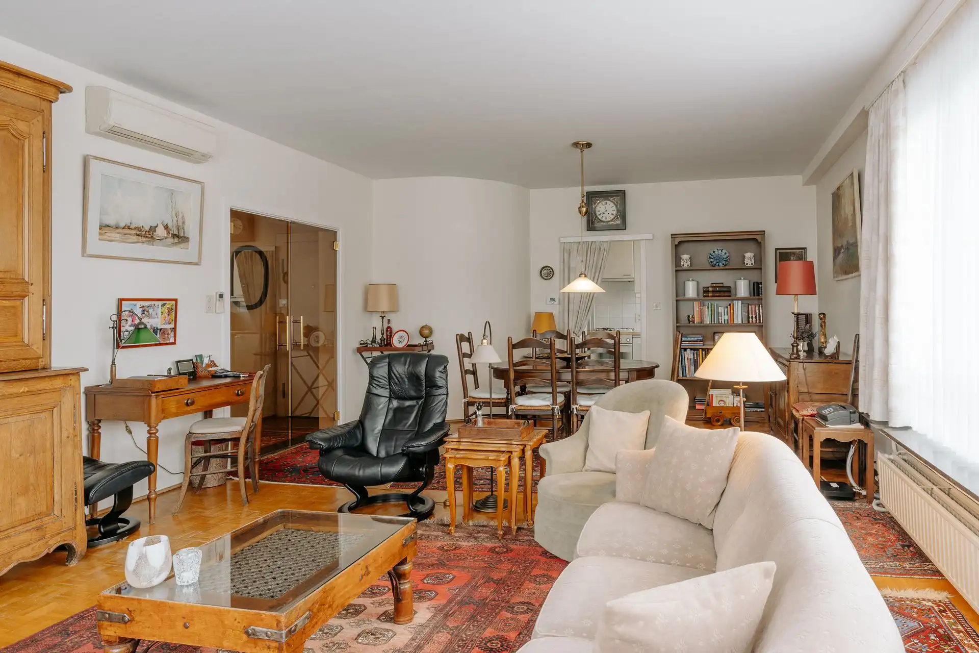 Ruim 3-slaapkamerappartement met karakter en autostaanplaats foto 6