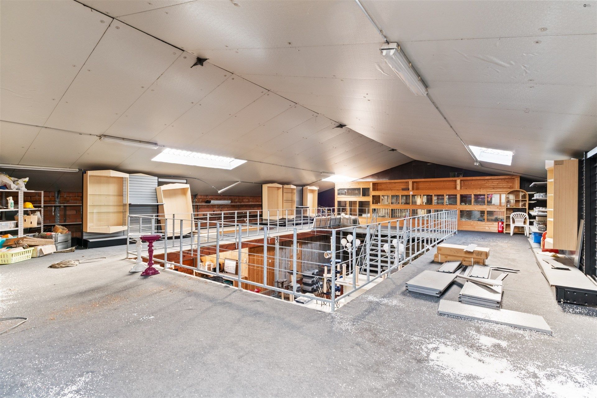 Grote grond met 2 woningen en magazijn van 700m² foto 10