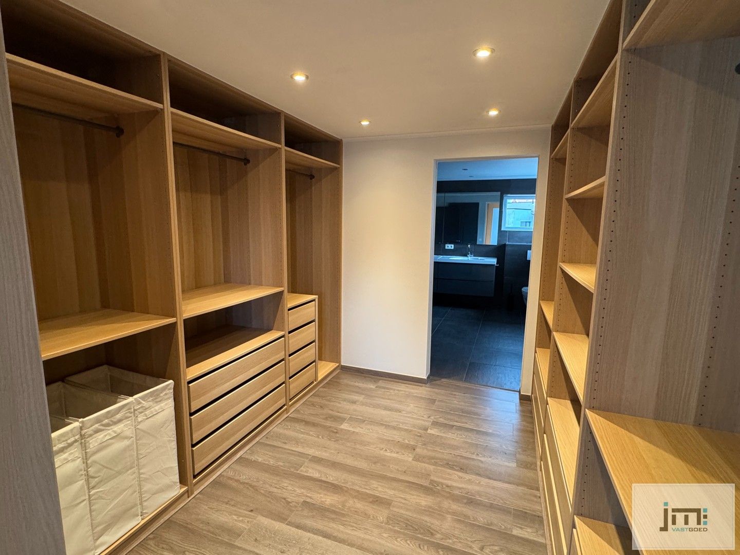 Ruime moderne woning met grote kelder foto 12