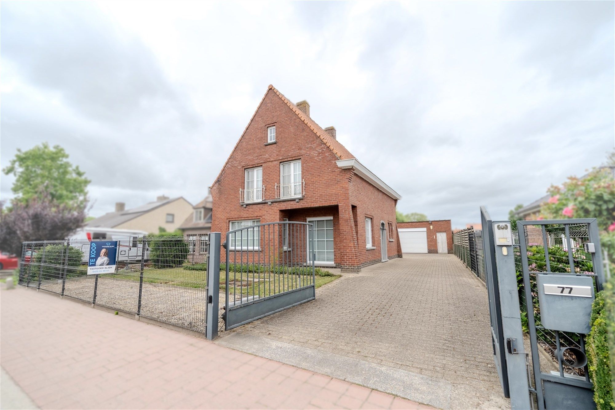 Vrijstaande woning met bijgebouw foto 2