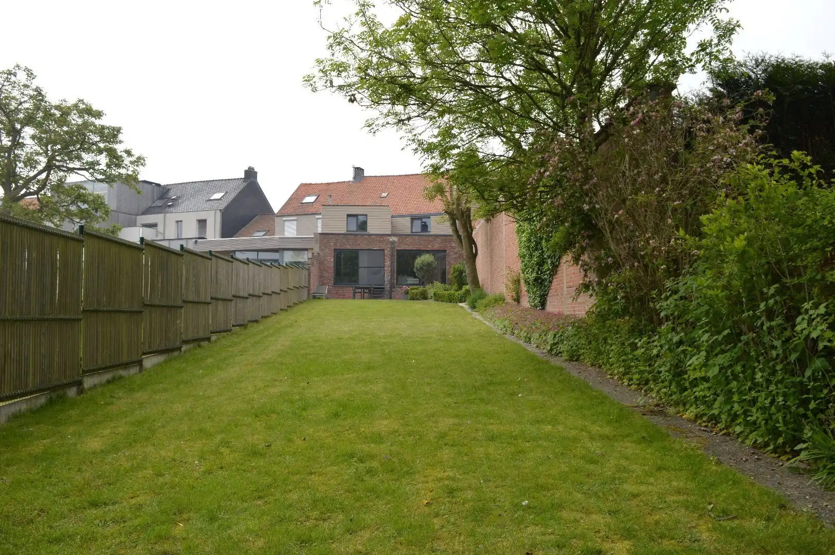 Instapklaar pareltje met 3 slaapkamers, praktijkruimte en toffe tuin te koop centrum-Bellegem foto 3
