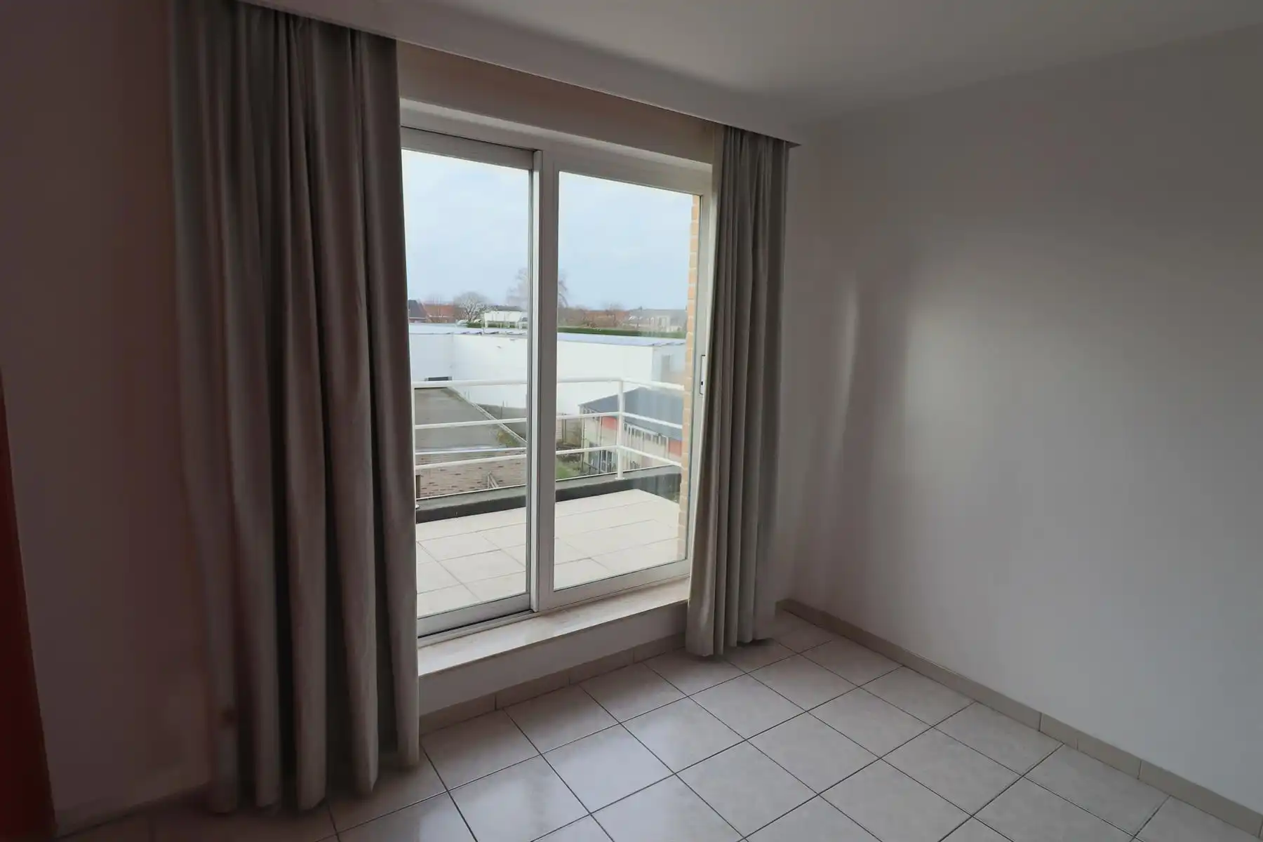 Een appartement op de 2de verdieping rechts met 1 slaapkamer, terras en garage. foto 9