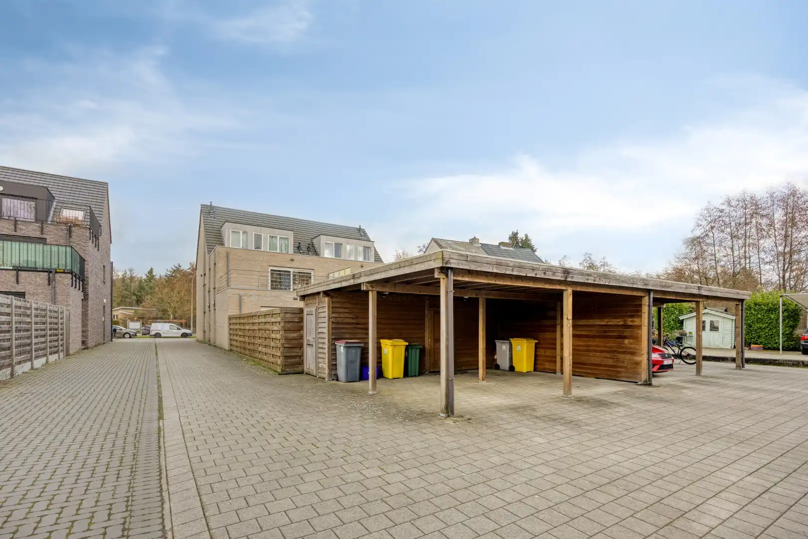 Kleinschalig appartementsgebouw bestaande uit 4 appartementen + 4 carports. foto 2