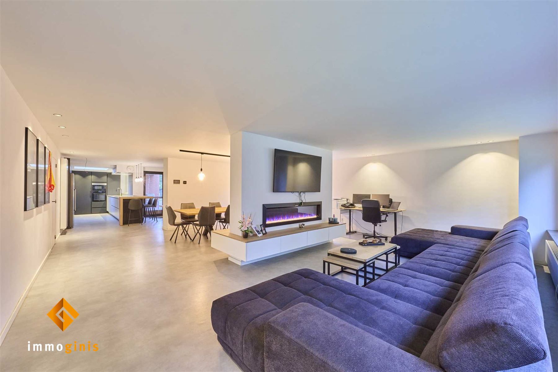 Ruime gerenoveerde woning met paardenfaciliteiten op een perceel van 71a44ca. foto 4