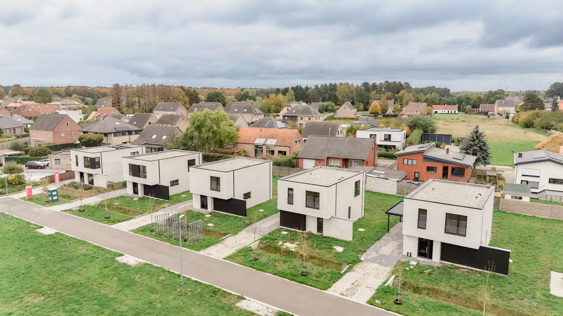 Bijna-afgewerkte open bebouwing in groene wijk foto 7