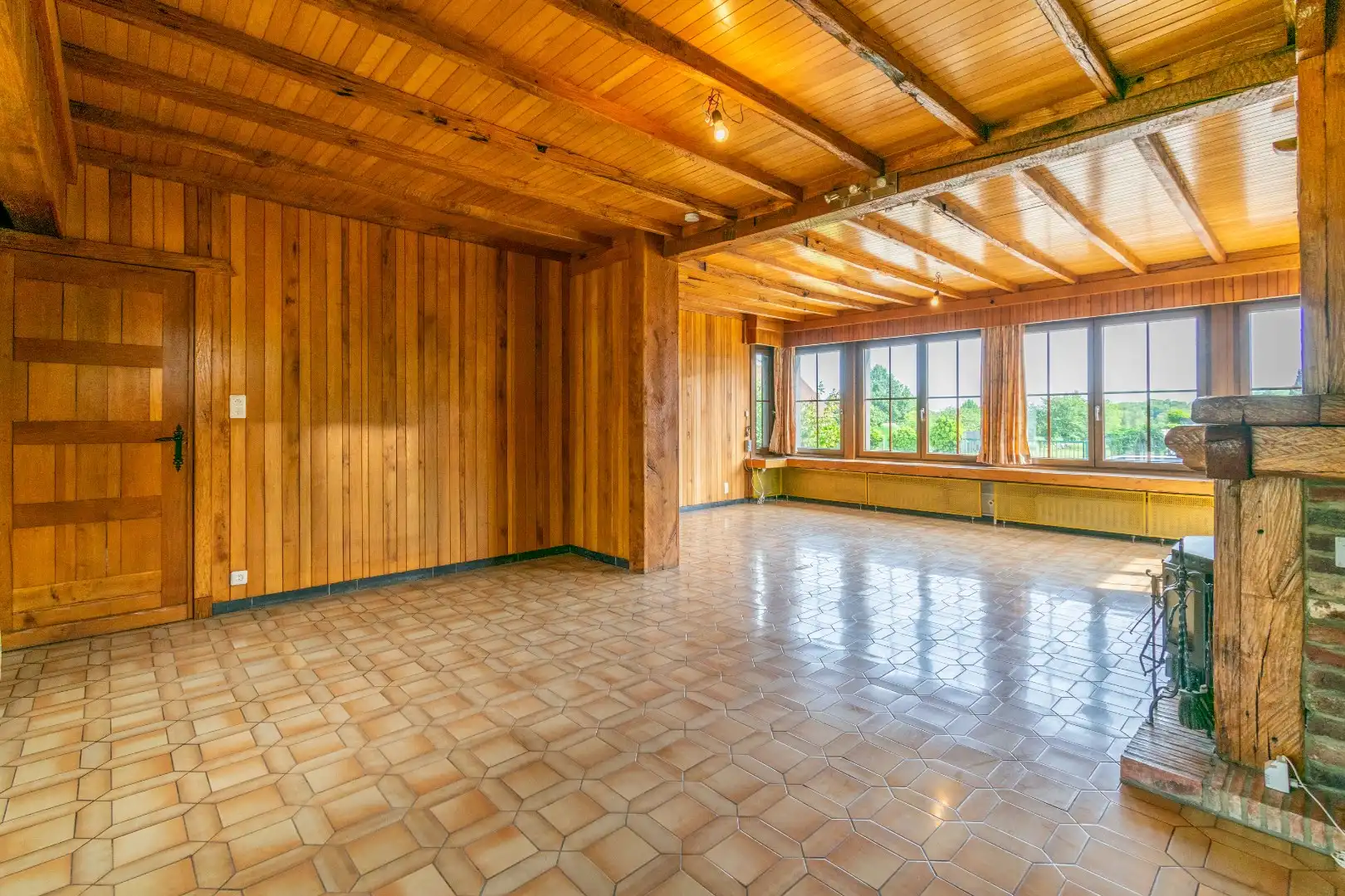 Een gebouwde drie - gevel villa (deels te renoveren) met o.a. 3 slaapkamers! foto 3