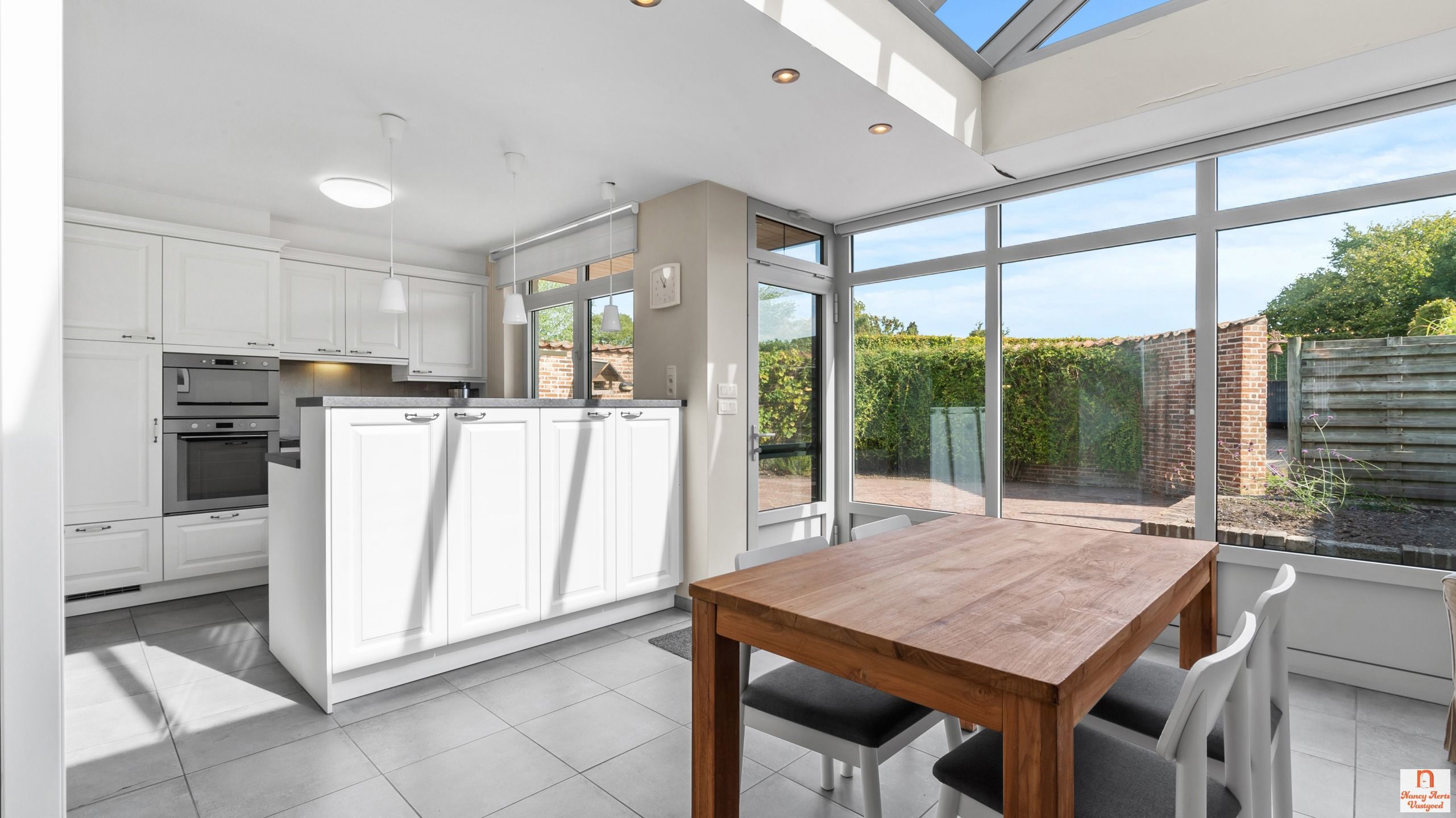 Instapklare woning met uitzonderlijk grote tuin met vijver foto 7