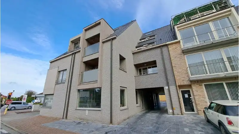 Instapklaar 2-slaapkamerappartement met TERRAS en AUTOSTANDPLAATS te huur in Torhout foto {{pictureIndex}}