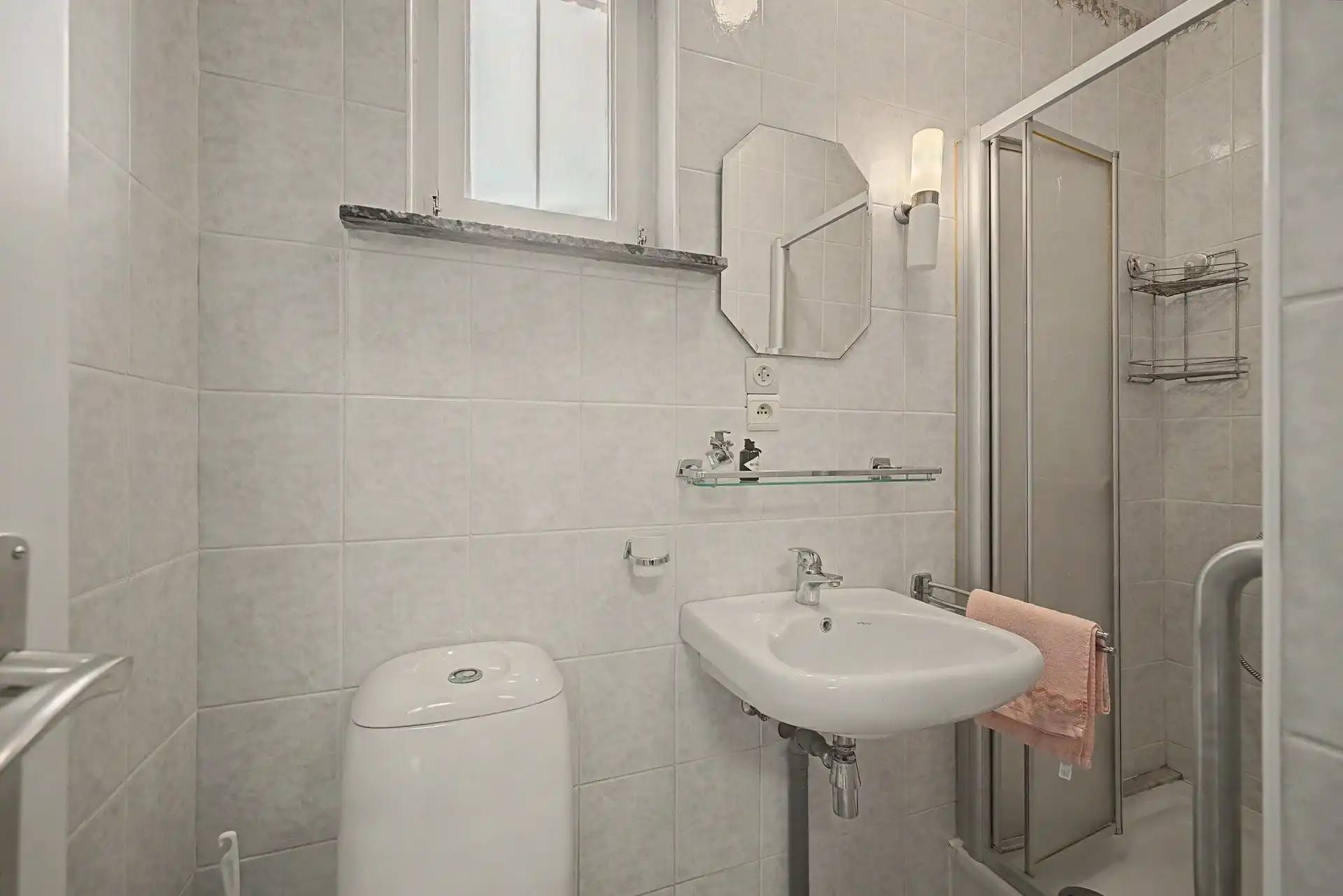 Te renoveren gezinswoning met garage en tuin nabij het centrum van De Klinge foto 12