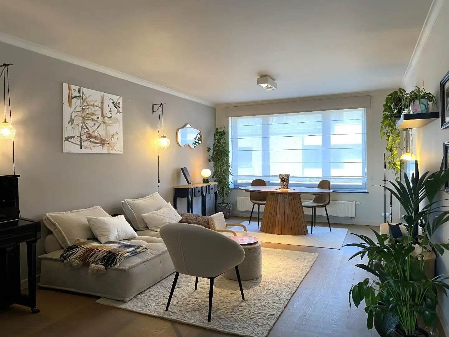 GEZELLIGE INSTAPKLARE RIJWONING MET 3 SLAAPKAMERS | TERRAS EN AUTOSTAANPLAATS foto {{pictureIndex}}