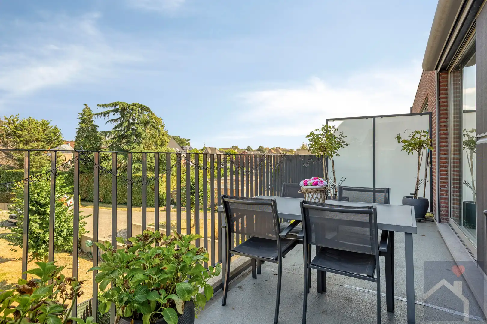 Instapklaar 2-slaapkamerappartement met terras, parking & berging in centrum Overpelt foto 13