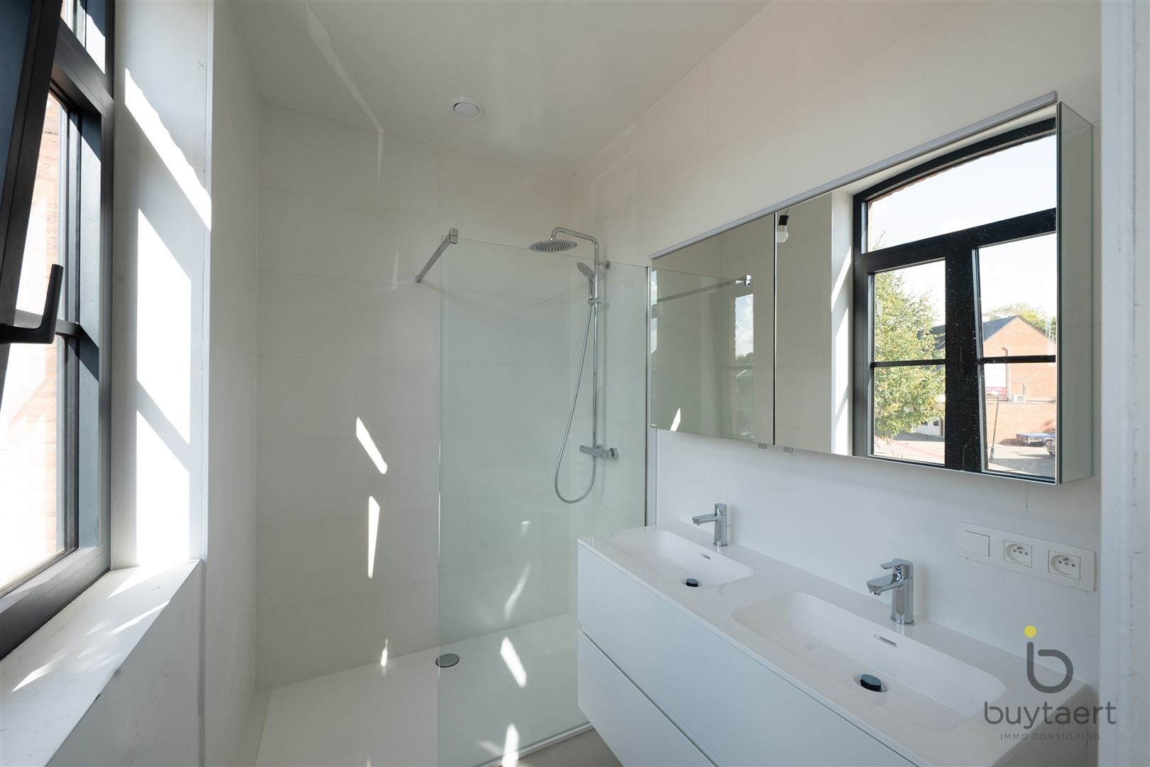 Beleef luxe, comfort en energiezuinigheid in een karaktervolle architectuur. foto 16