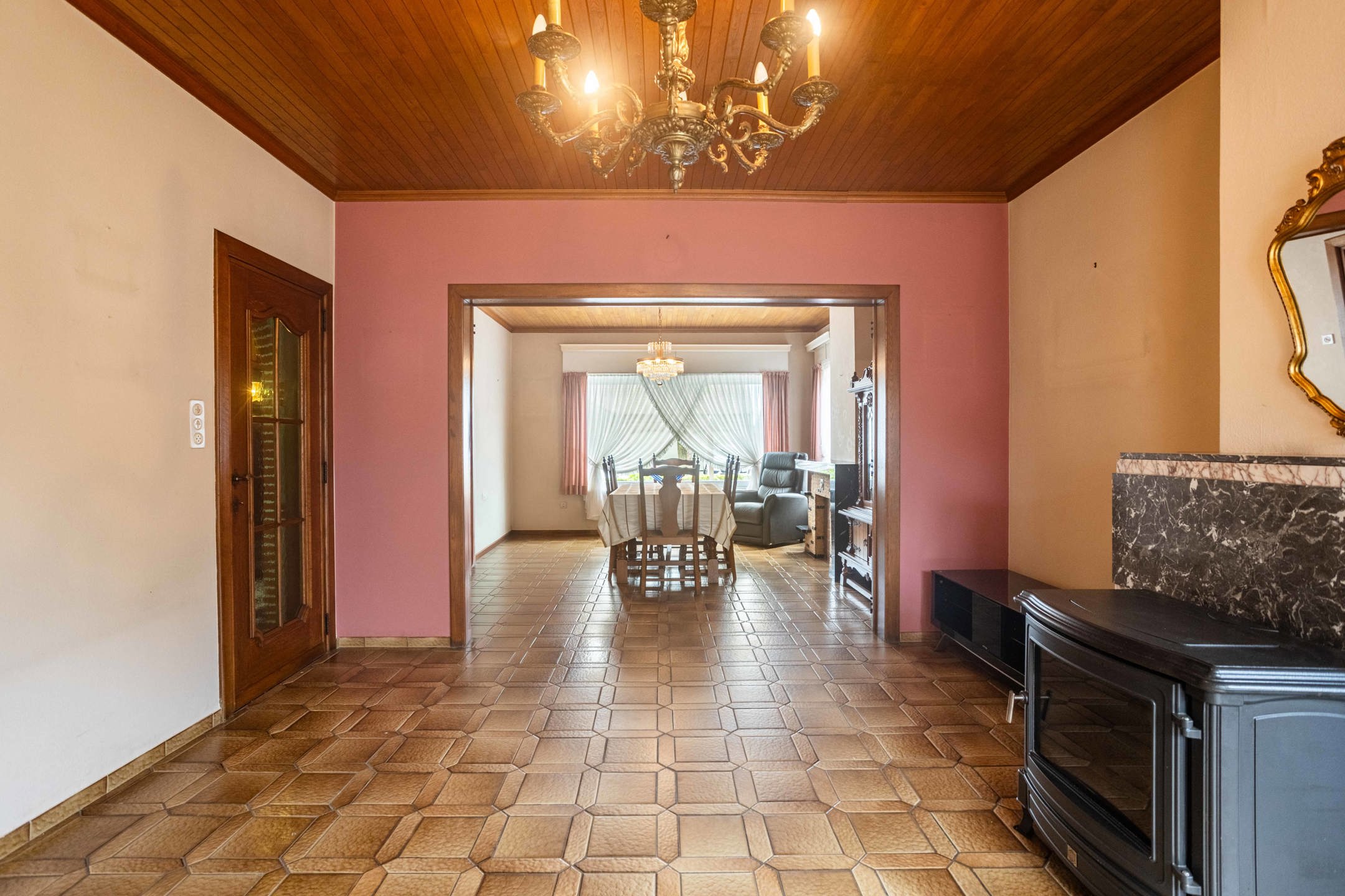 Te renoveren solide woning met garage op uitstekende locatie foto 8