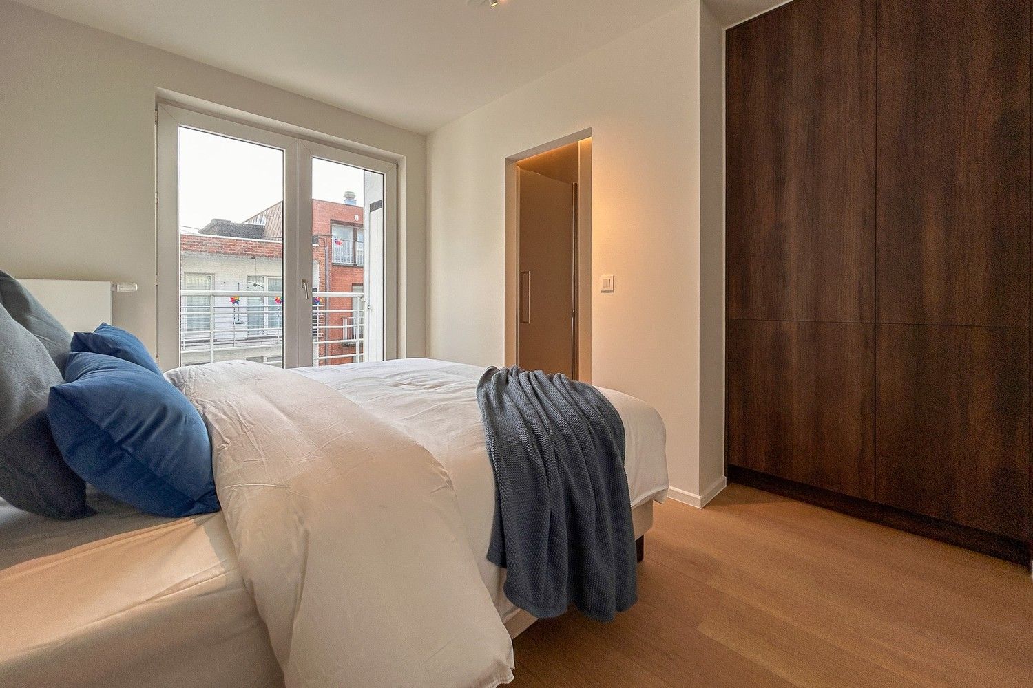 Prachtig gerenoveerd 2- slaapkamer appartement met frontaal zeezicht. foto 10