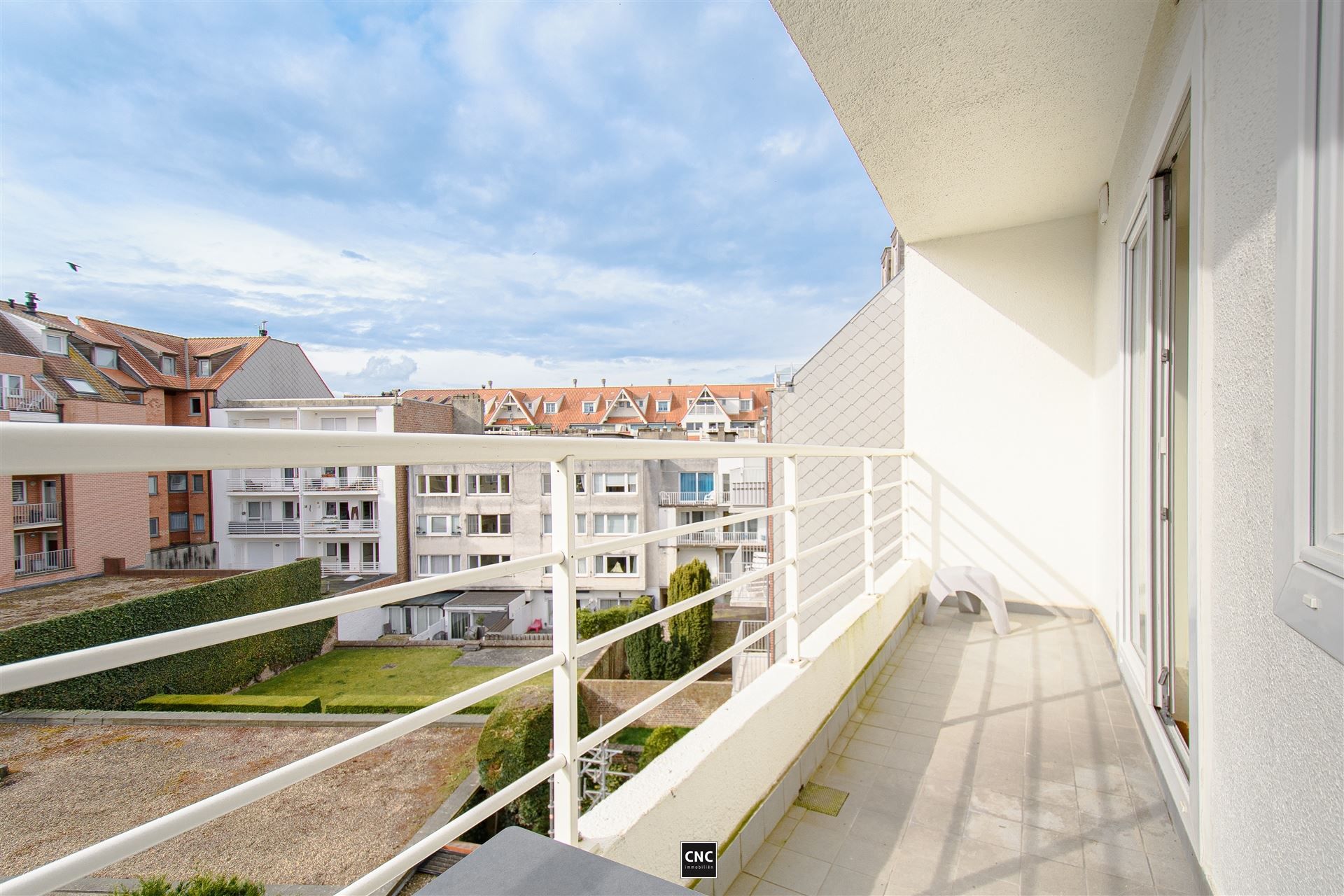 Ruim en lichtrijk appartement met zonnig terras op toplocatie in Knokke. Rustig gelegen in een karaktervolle residentie met prachtig open zicht op groen en de typische Zoute-villaatjes. foto 24